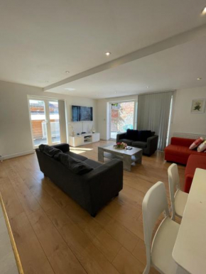 Impeccable 3-Bed Apartment in London